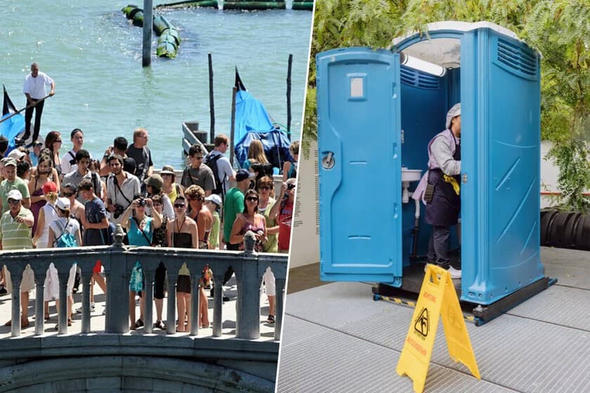 Turistas aglomerados en un canal veneciano, con un cartel de 'entrada pagada' de fondo