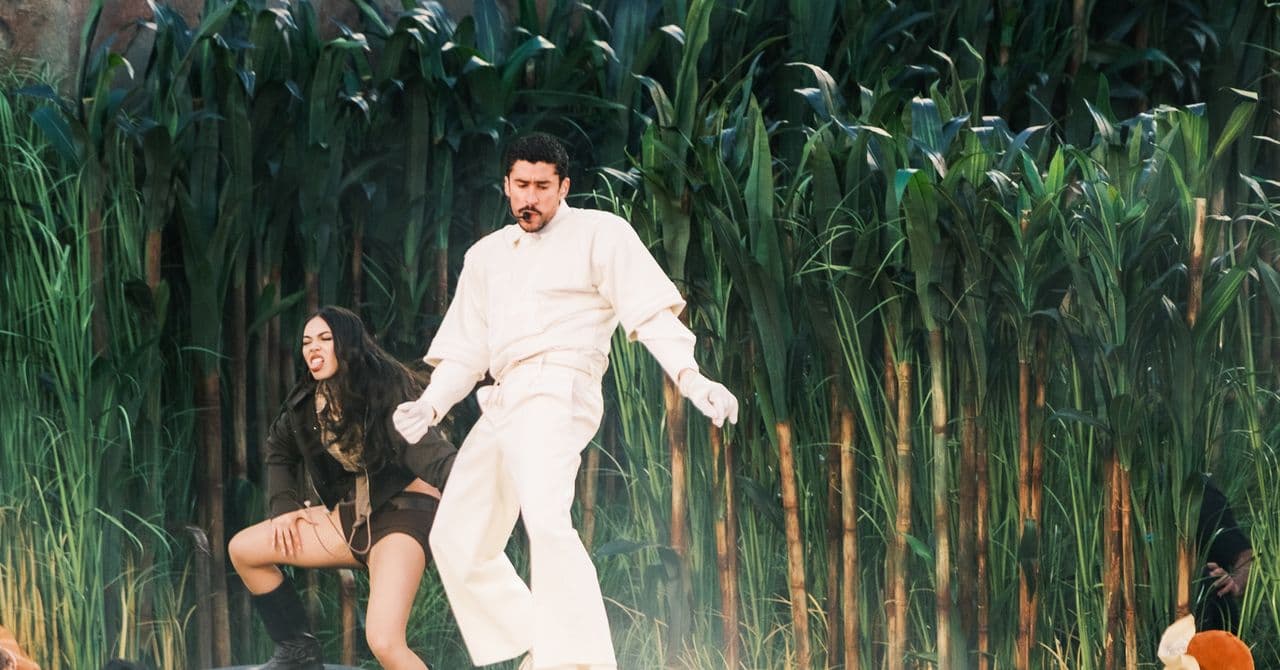 Bad Bunny en el escenario del Super Bowl, luces de neón y público eufórico