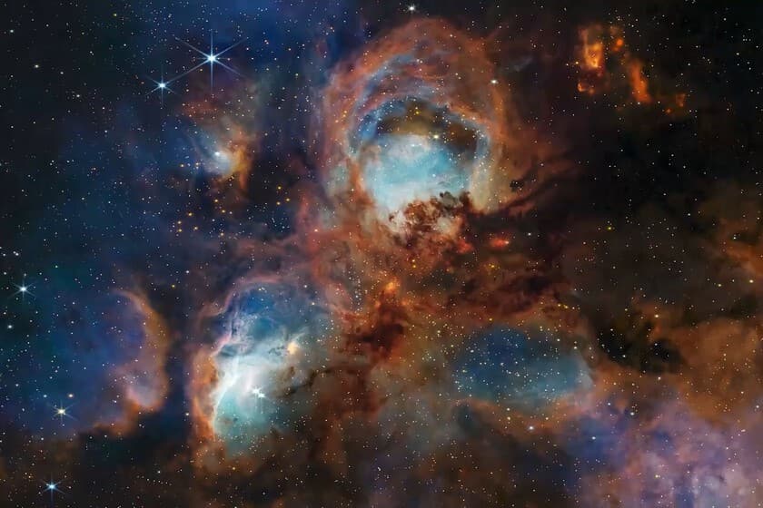Collage de galaxias del James Webb con una persona mirando una pantalla pequeña, simbolizando el contraste entre inmensi