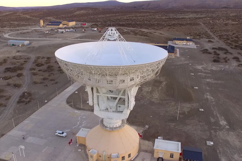 Imagen de un desierto nocturno con estrellas y un satélite cruzando el cielo, sobreimpreso un smartphone con notificacio