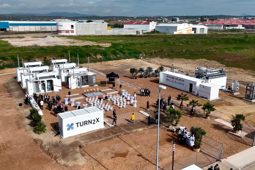 Planta de producción de gas sintético en Extremadura con paneles solares de fondo