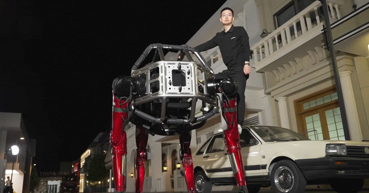 Robot mecha Unitree GD01 de pie en un entorno industrial, con piloto humano en la cabina