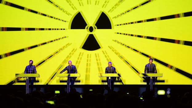 Vinilo de Kraftwerk con fondo de ondas de radio y un reloj de arena
