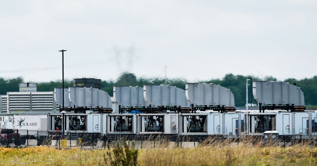Turbinas de gas en una planta industrial junto a un centro de datos