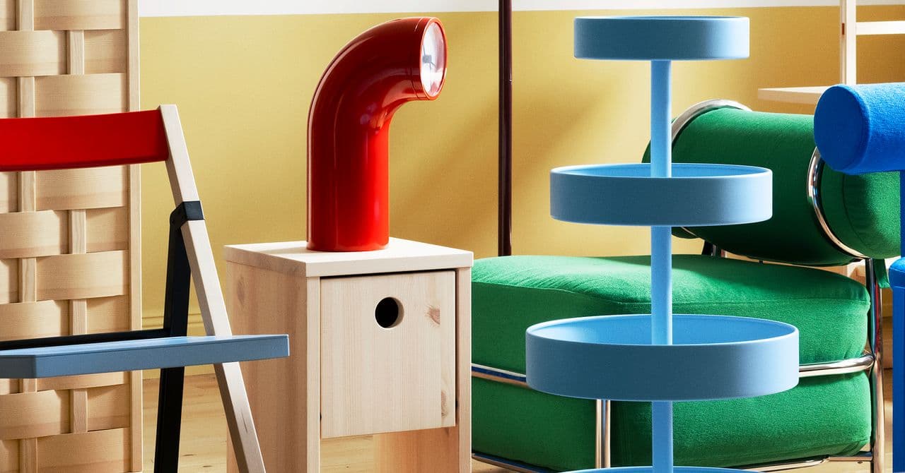 Escritorio minimalista de Ikea con una silla ergonómica y una lámpara de brazo articulado, iluminado por luz natural.