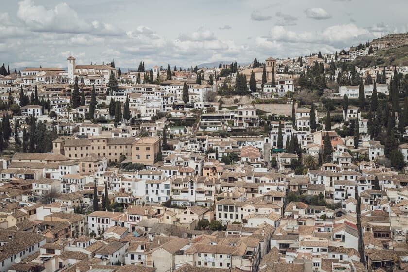 Vista del Albaicín desde la Alhambra con calles estrechas y casas blancas abarrotadas de turistas