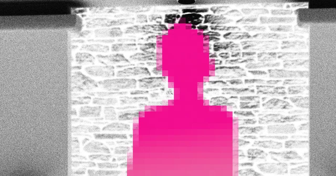 Una persona borrando su huella digital en una pantalla, con sombras de contenido antiguo
