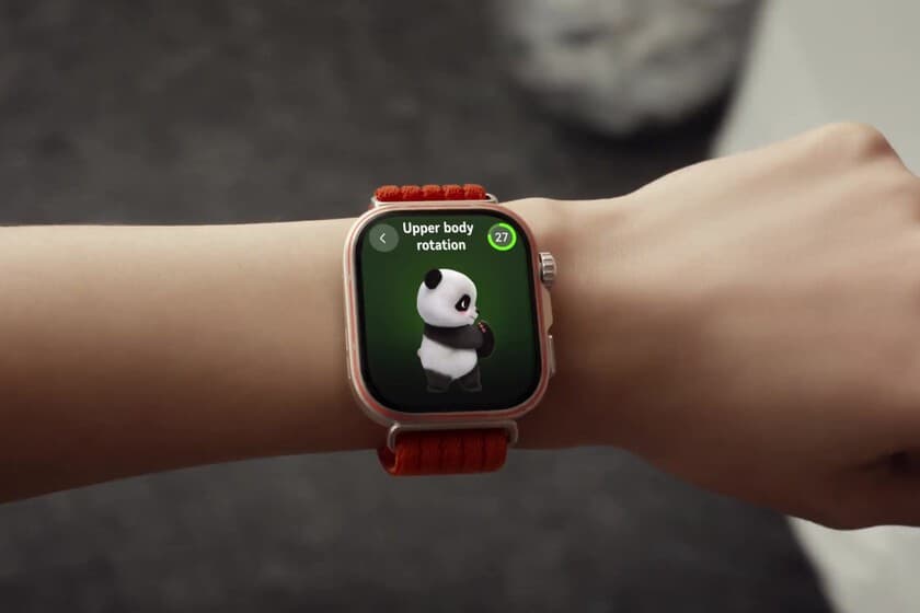 Huawei Watch Fit 5 en una muñeca, con pantalla apagada, sobre un escritorio ordenado con un cuaderno y un lápiz.