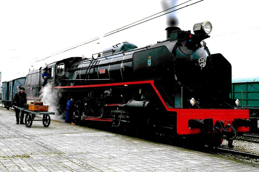 Interior de un tren Alsa con pasajeros usando dispositivos móviles y señal de wifi visible
