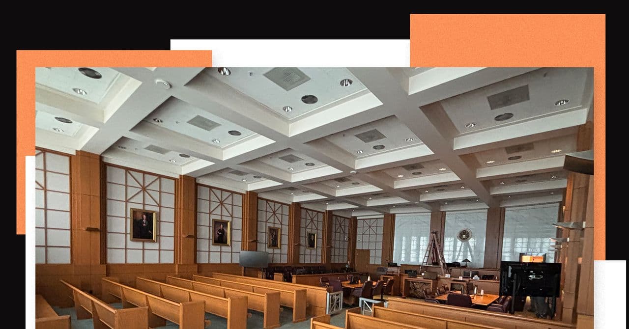 Personas sentadas en cojines de diseño en una sala de tribunal moderna