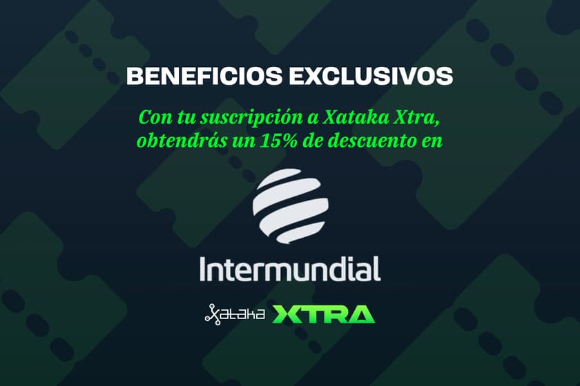 Maleta y pasaporte sobre fondo minimalista, con un teléfono mostrando una oferta de seguro