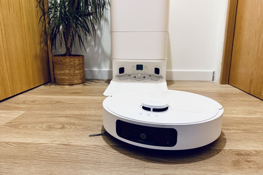 Robot aspirador Mova E40 Ultra sobre suelo de madera, con luz natural