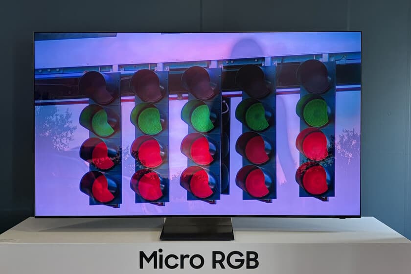 Televisor Samsung Micro RGB R95H en una sala minimalista, con colores vibrantes en pantalla.
