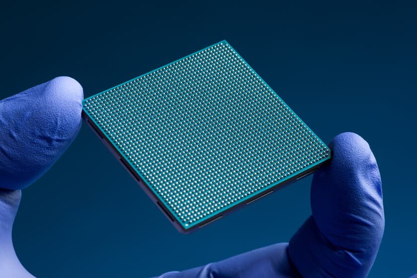 Ilustración de un chip semiconductor con un reloj de arena en el centro, sobre fondo oscuro con estrellas