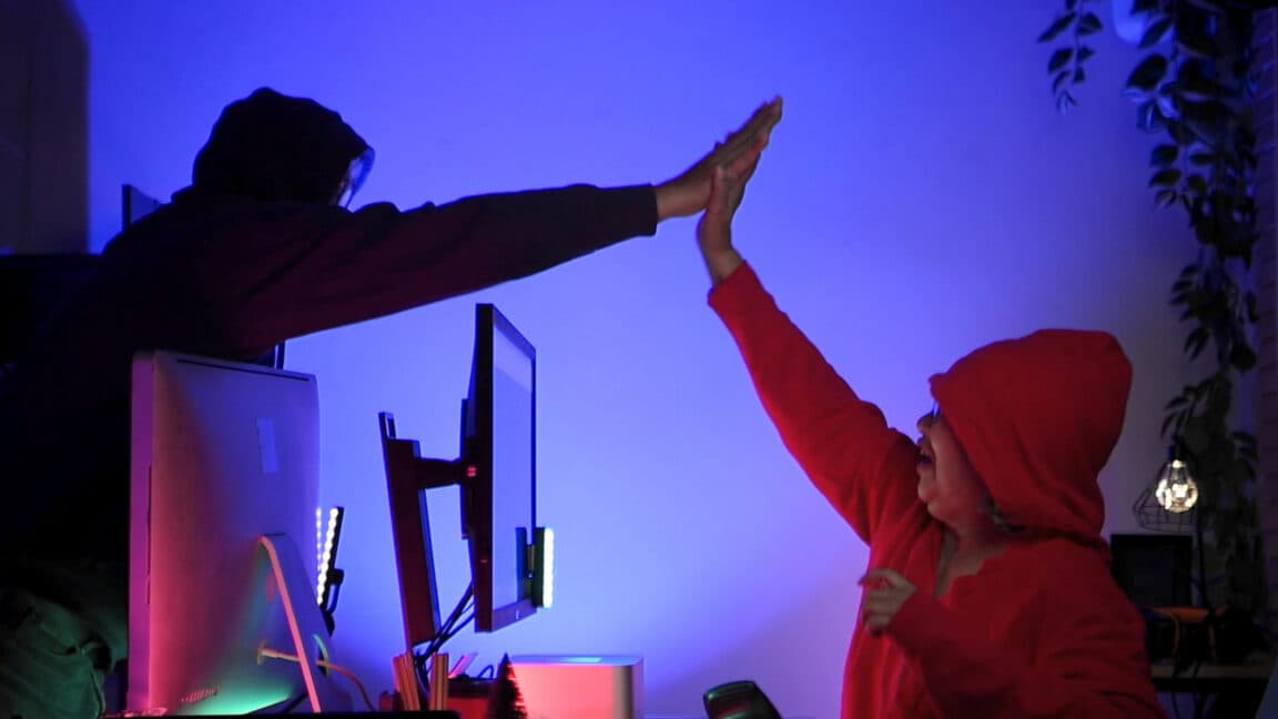 Captura de pantalla de Microsoft Teams con botón de grabación rojo y un cronómetro corriendo, sobre fondo oscuro.