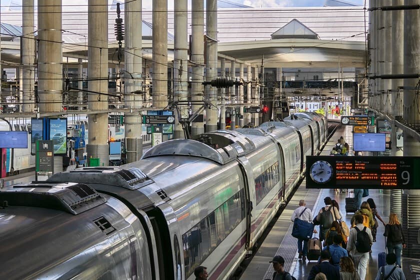 Tren de alta velocidad cruzando un paisaje europeo con un mapa de la UE de fondo