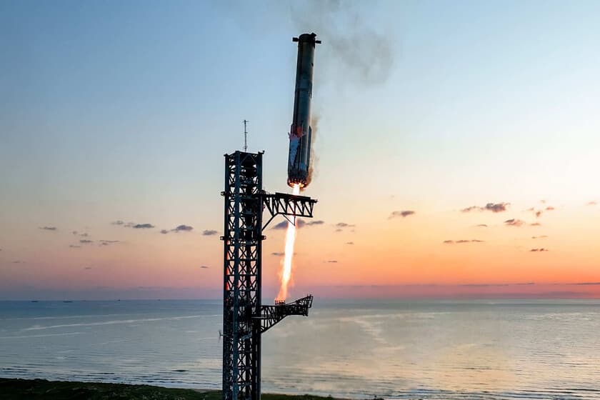 Fotografía de un cohete SpaceX despegando desde una base en Texas, con un paisaje desértico al fondo.