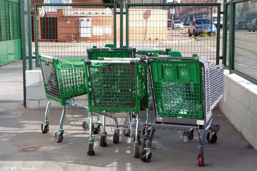 Fotografía de un pasillo de supermercado Mercadona con productos ordenados, iluminación fría y clientes seleccionando ar