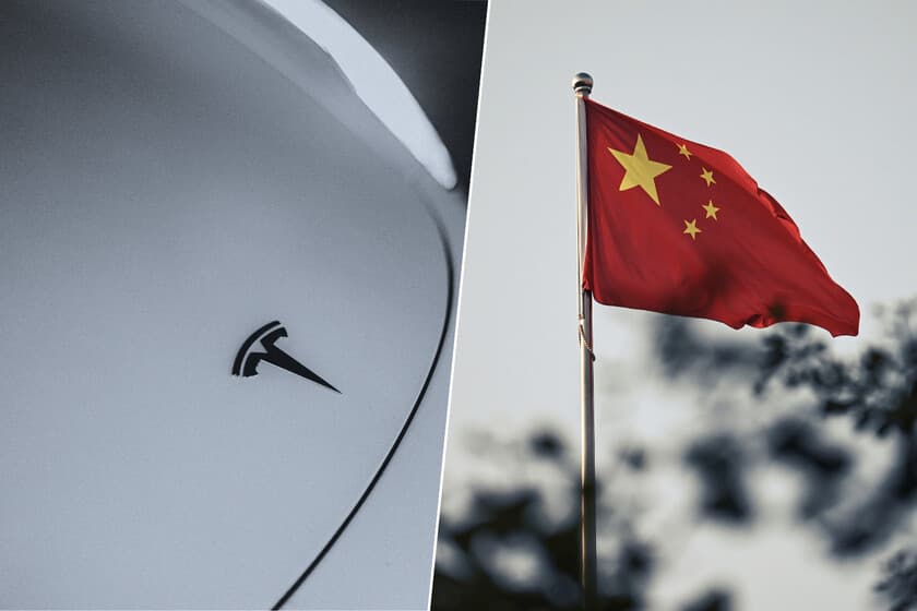 Un Tesla en un concesionario vacío en China, con luces tenues y un cartel de oferta.