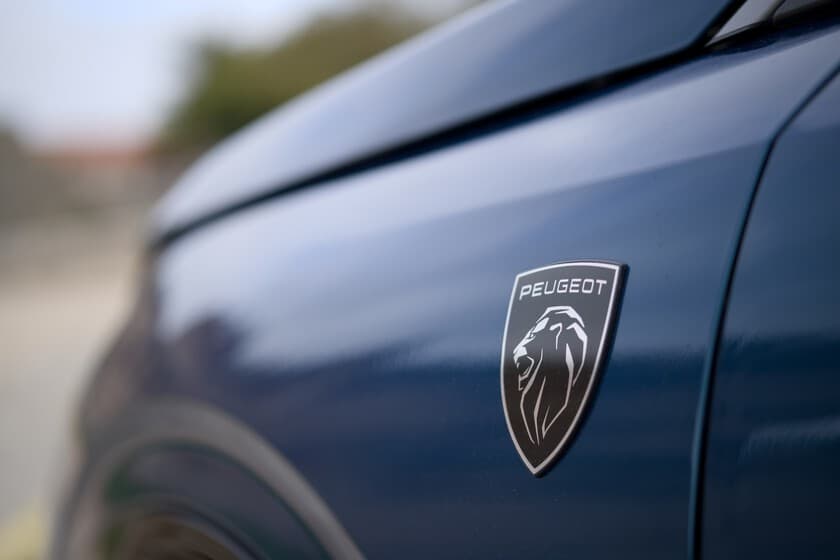 Fábrica de Stellantis en China con vehículos Jeep y Peugeot en línea de producción