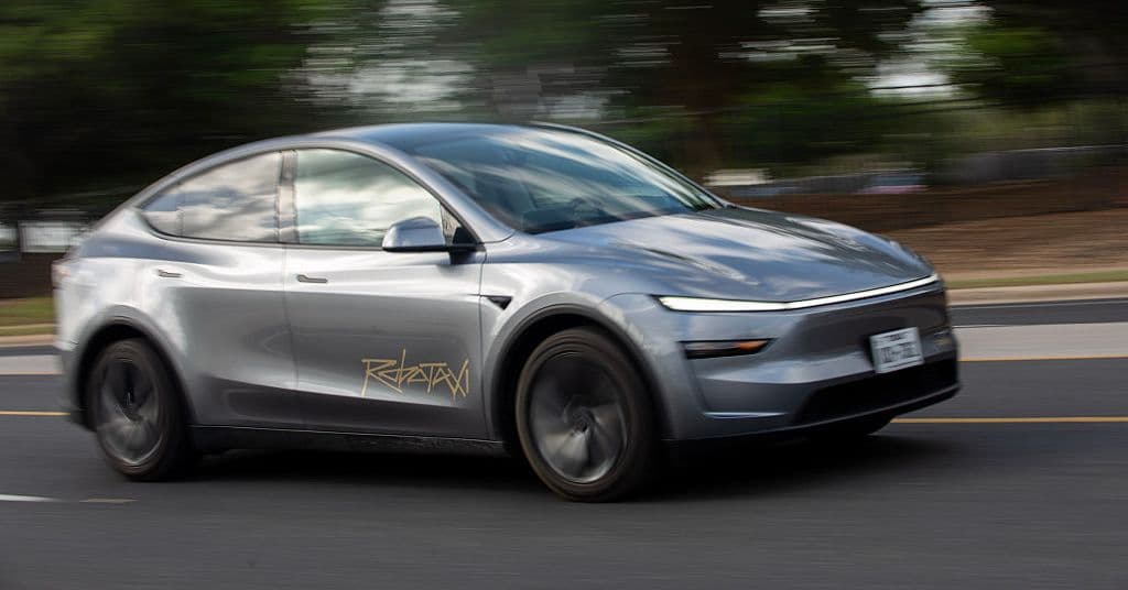 Robotaxi de Tesla circulando en una ciudad, con otro vehículo cerca
