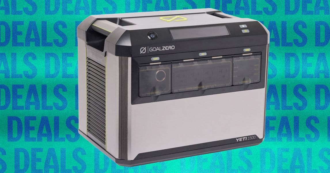 Persona con mochila Osprey en un sendero de montaña al amanecer