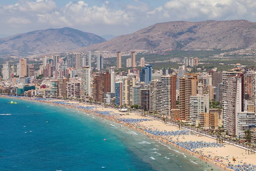 Vista aérea de la planta desaladora de Benidorm camuflada bajo una plaza pública con jardines y paseo marítimo