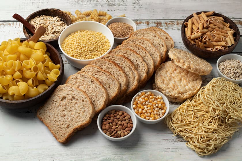 Ilustración de la enzima celiacasa degradando gluten en el estómago