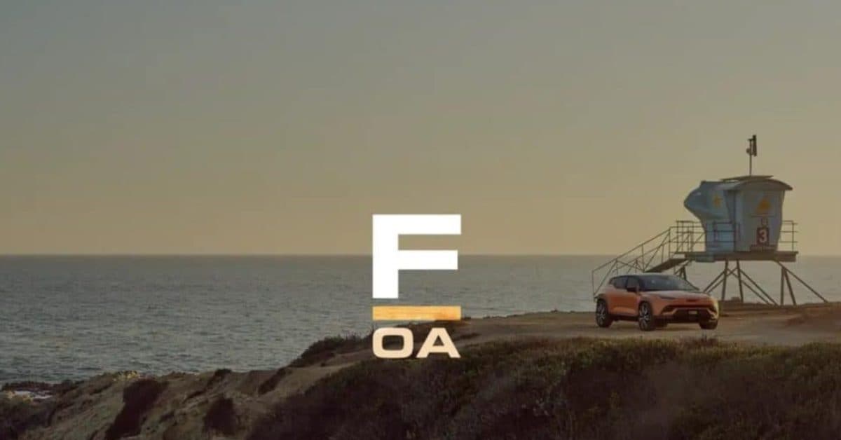 Un Fisker Ocean estacionado junto a un garaje con herramientas, simbolizando el taller comunitario de la nueva empresa o