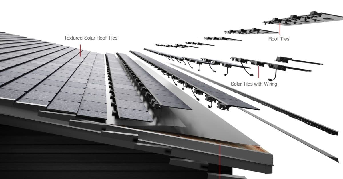 Techo de tejas solares de Tesla con una grieta visible y un panel solar convencional al lado