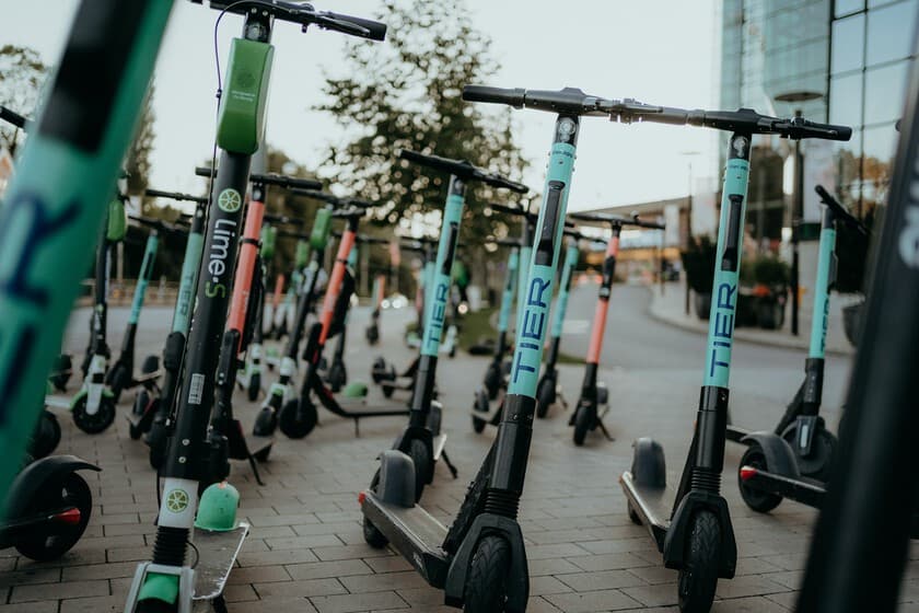 Montón de patinetes eléctricos abandonados en un almacén