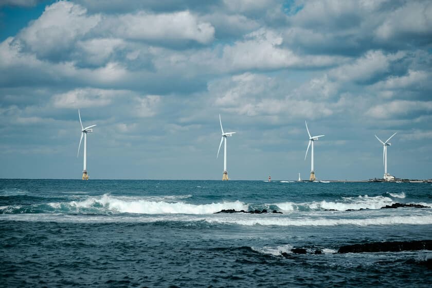 Turbina eólica flotante en alta mar con fondo de océano y cielo despejado