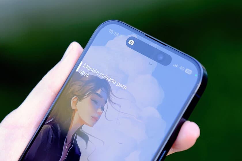 Primer plano de la pantalla del iPhone 15 Pro mostrando contenido en movimiento con reflejos de luz