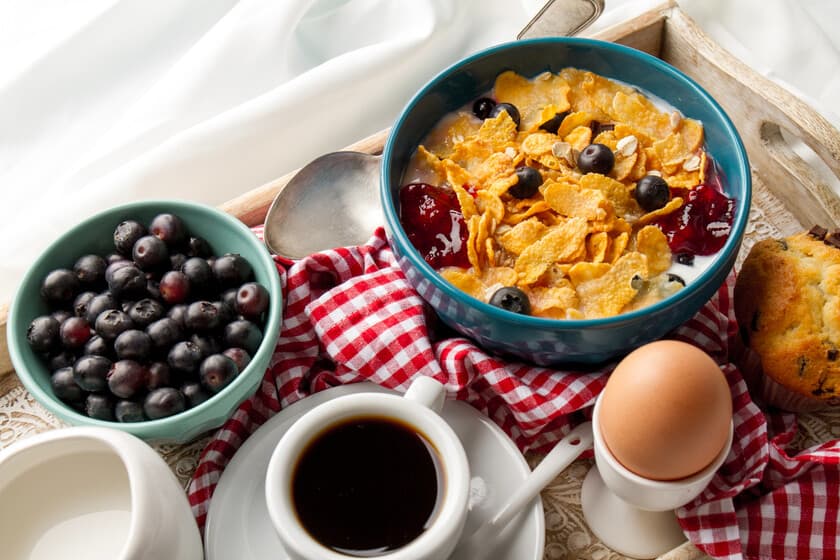 Persona desayunando después de dos horas de despertar, con luz natural y expresión tranquila