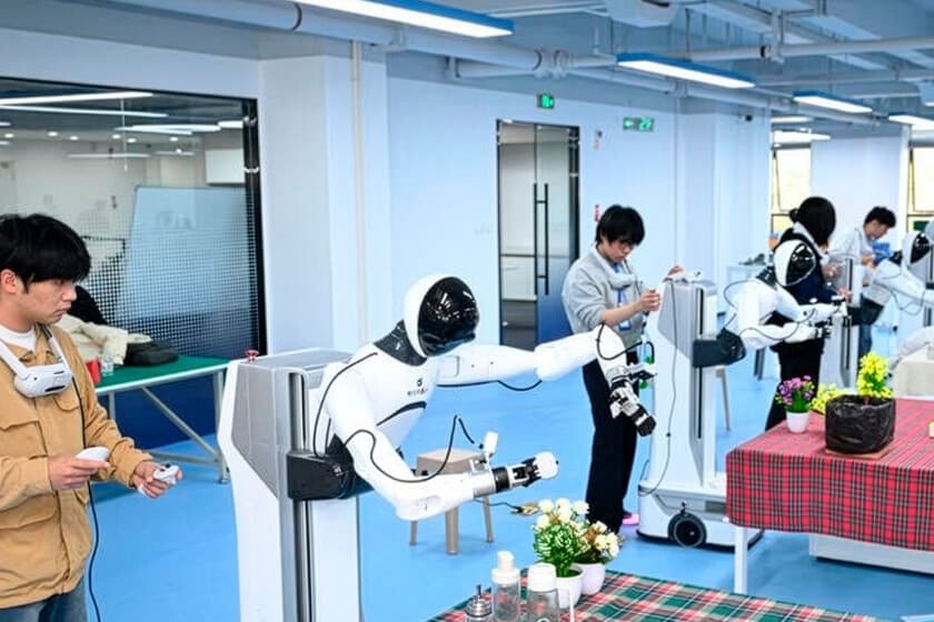 Robot humanoide chino en un aula con herramientas industriales
