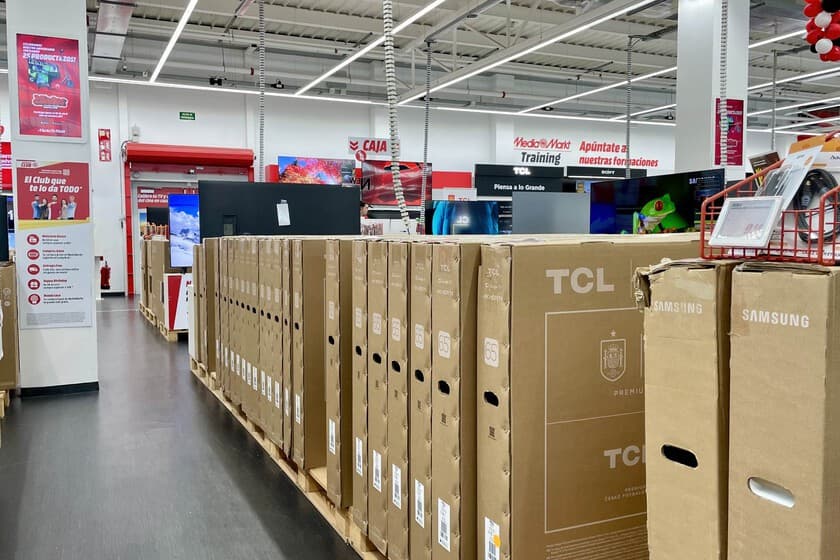 Televisores apilados en una tienda MediaMarkt con carteles de oferta