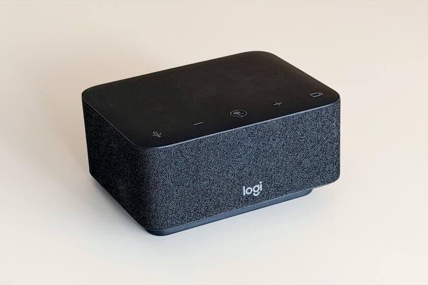 Logi Dock sobre un escritorio minimalista, con un cable USB-C conectado y un micrófono integrado