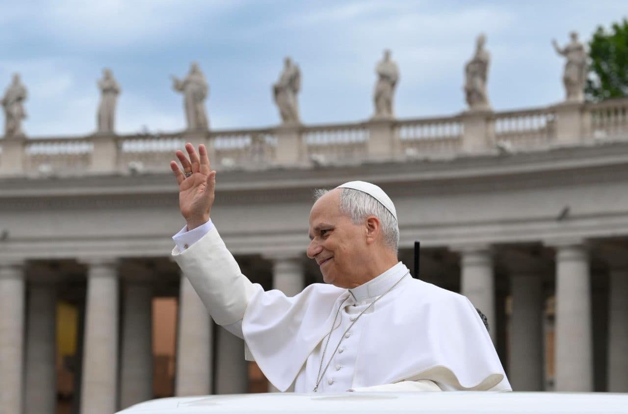 Papa Leo XIV y el cofundador de Anthropic en el Vaticano, presentando el documento Magnifica Humanitas