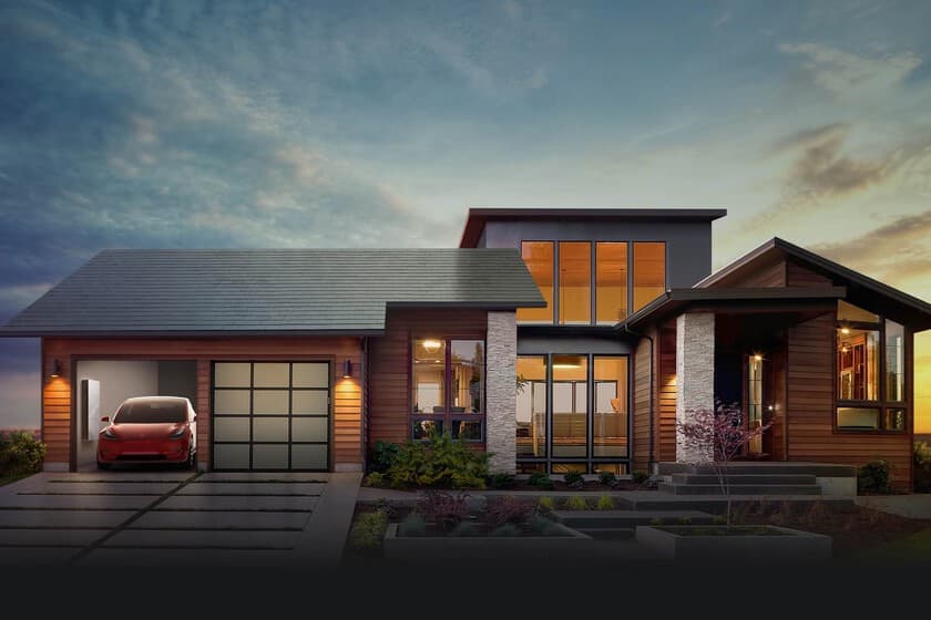 Techo solar Tesla roto en una casa, con paneles solares convencionales al lado