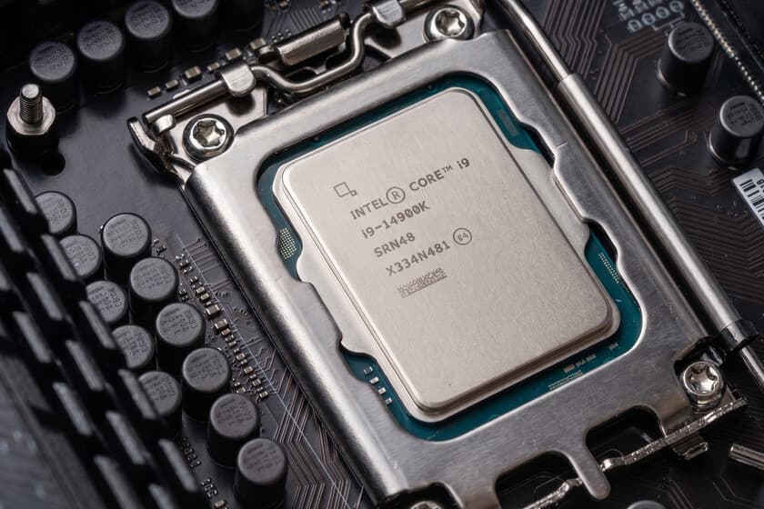 Imagen de un chip de Intel junto a otro de TSMC, simbolizando la paradoja entre competencia y alianza.