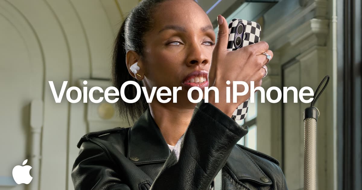 Persona usando VoiceOver en un iPhone con gestos táctiles, interfaz minimalista