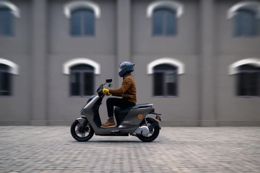 Moto eléctrica Yadea en una calle europea