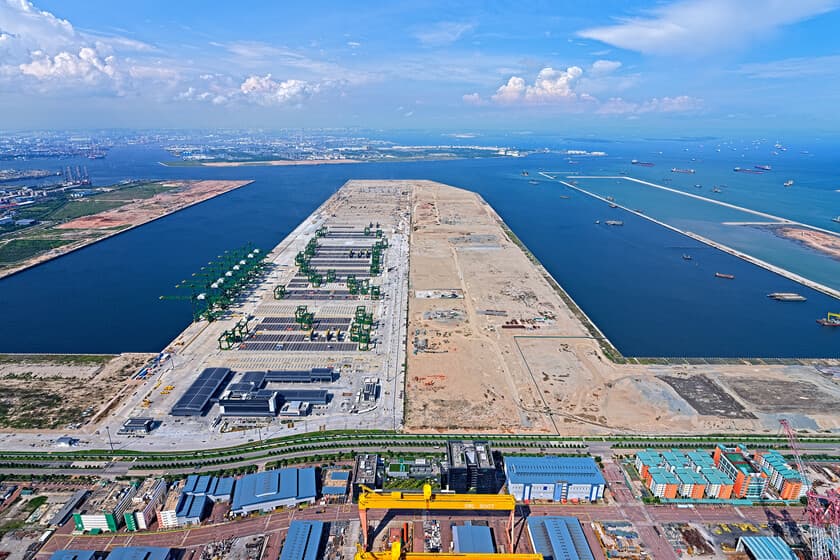 Vista aérea del puerto de Tuas en Singapur con grúas automatizadas y contenedores apilados