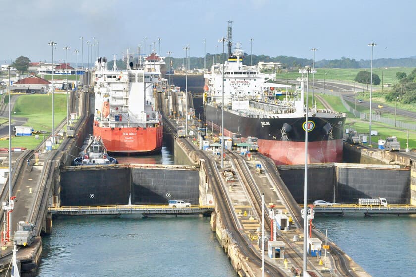 Buque portacontenedores atravesando las esclusas del Canal de Panamá bajo un cielo nublado