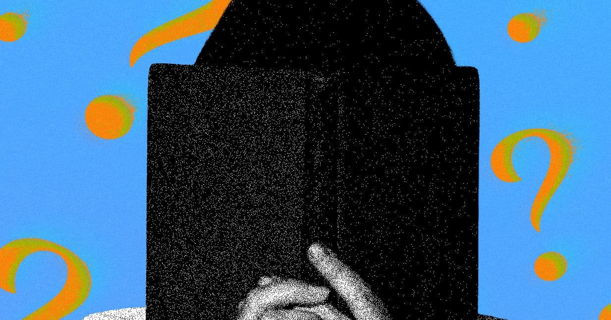 Manuscrito con un sello rojo de 'Rechazado' y un cursor de computadora superpuesto