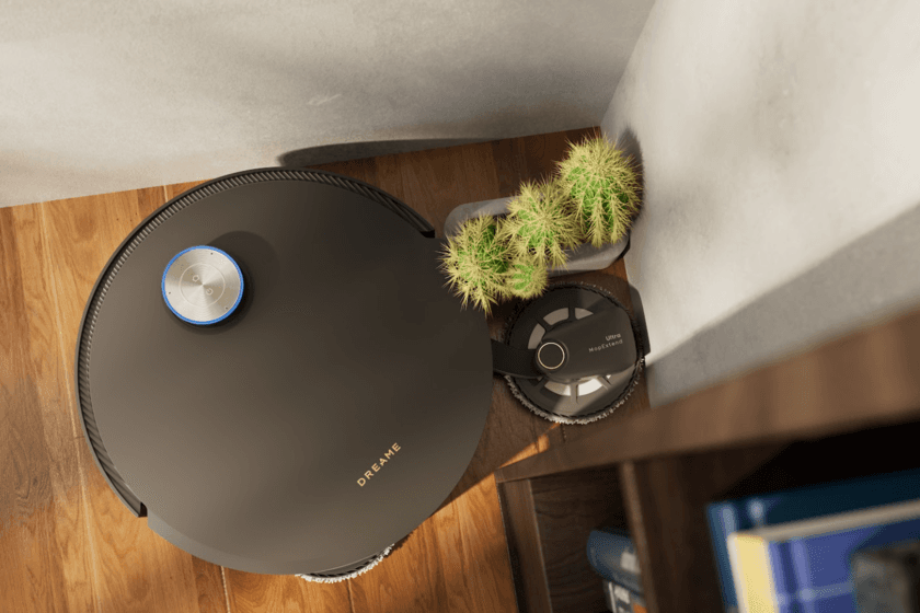 Robot aspirador Dreame X60 en un salón moderno, con su base de carga y depósito de agua