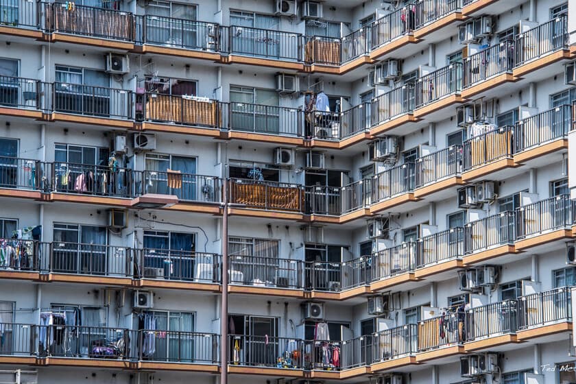 Interior de una pequeña vivienda japonesa con muebles multifuncionales y espacio reducido
