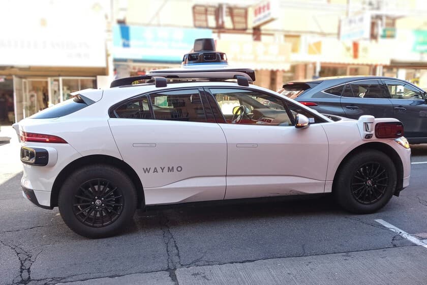 Robotaxi circulando por una calle de Madrid al atardecer