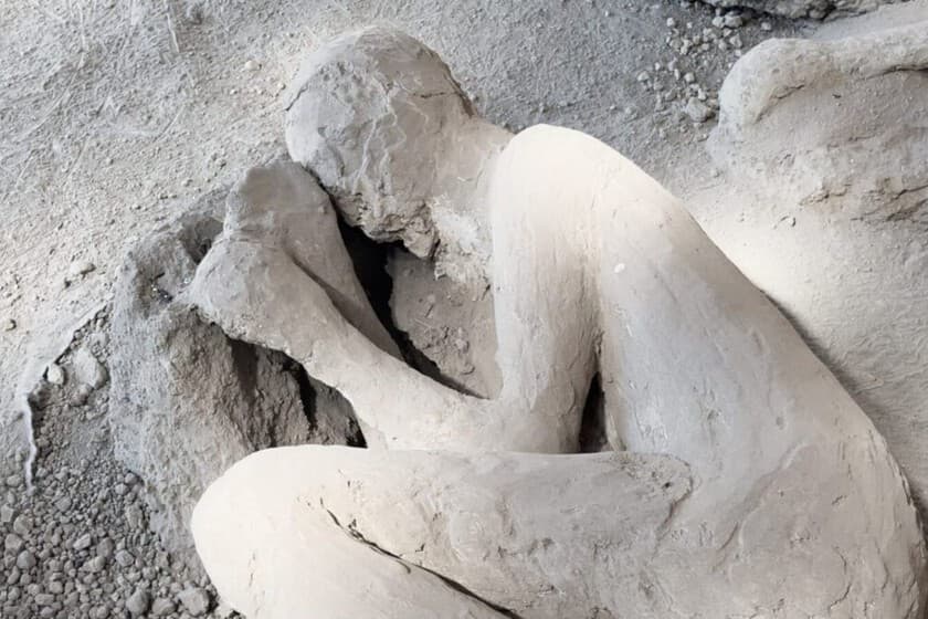 Estuche de cuero con instrumentos quirúrgicos romanos hallado en Pompeya
