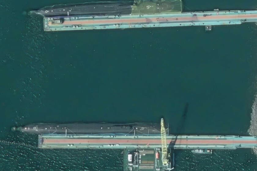 Imagen satelital de un silo de misiles nucleares ruso cubierto con lonas y neumáticos